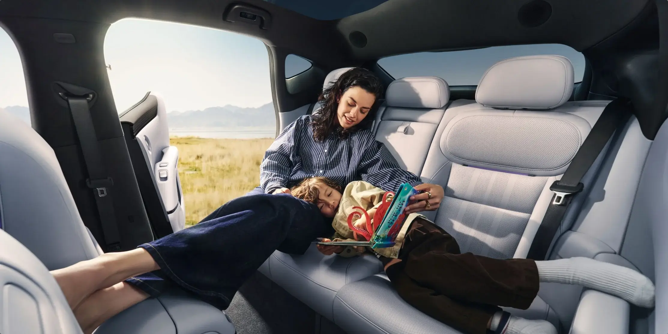 xpeng-l03-3 Vista interior XPENG L03 com mãe e filho no carro