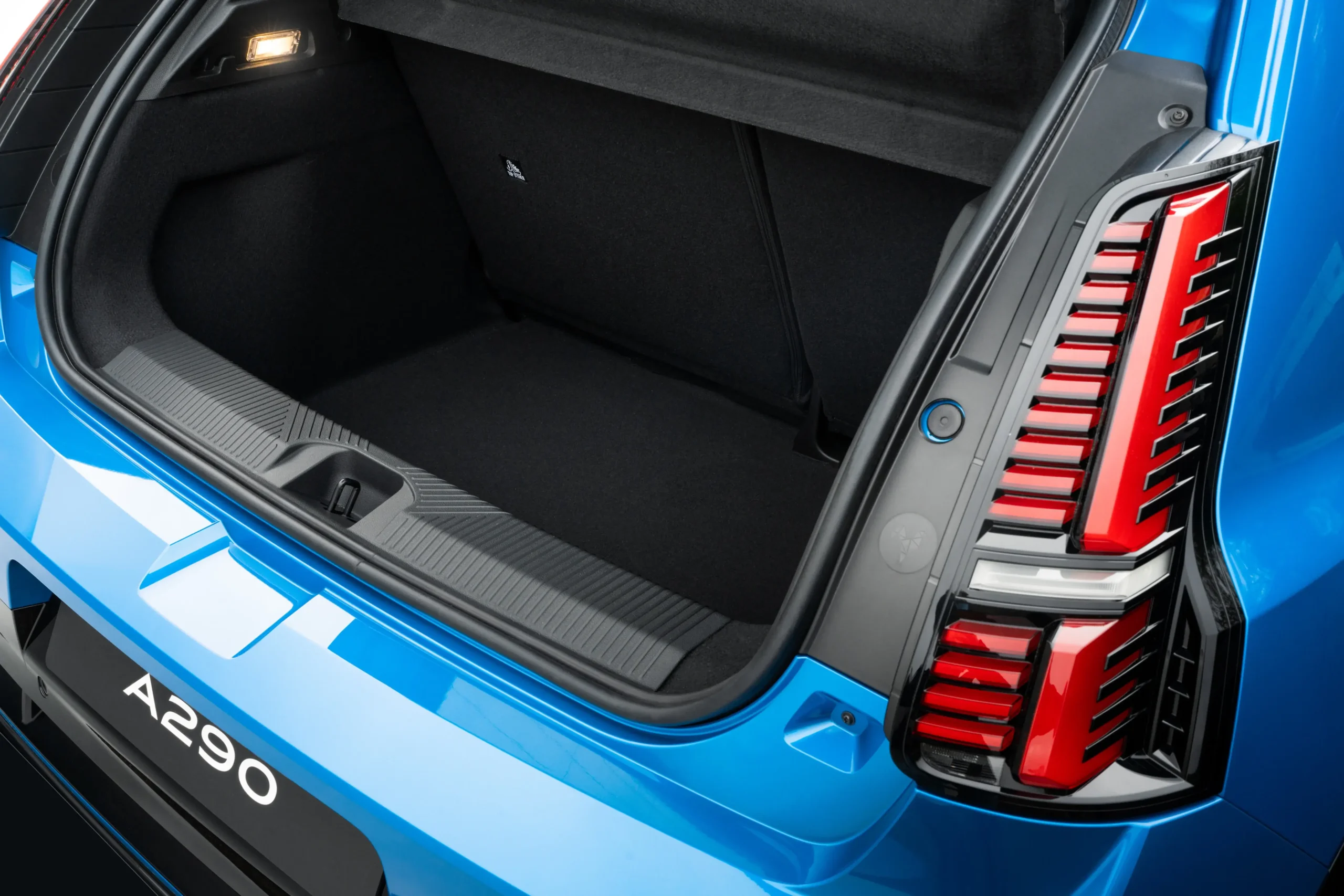 Vista aproximada da bagageira Alpine A290 aberta