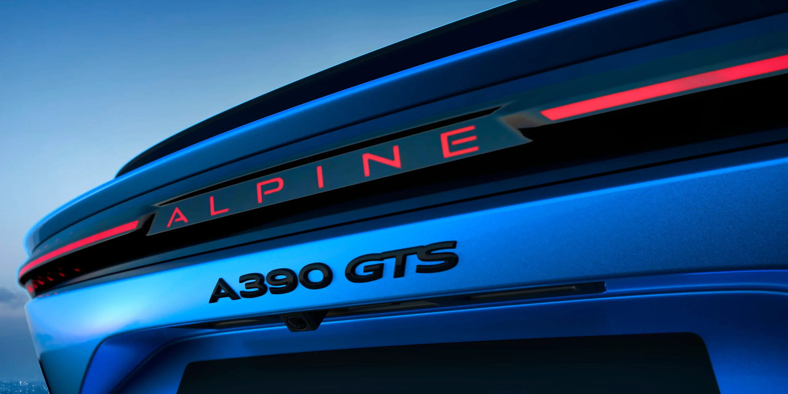 Vista aproximada da indicação Alpine A390 GTS na traseira
