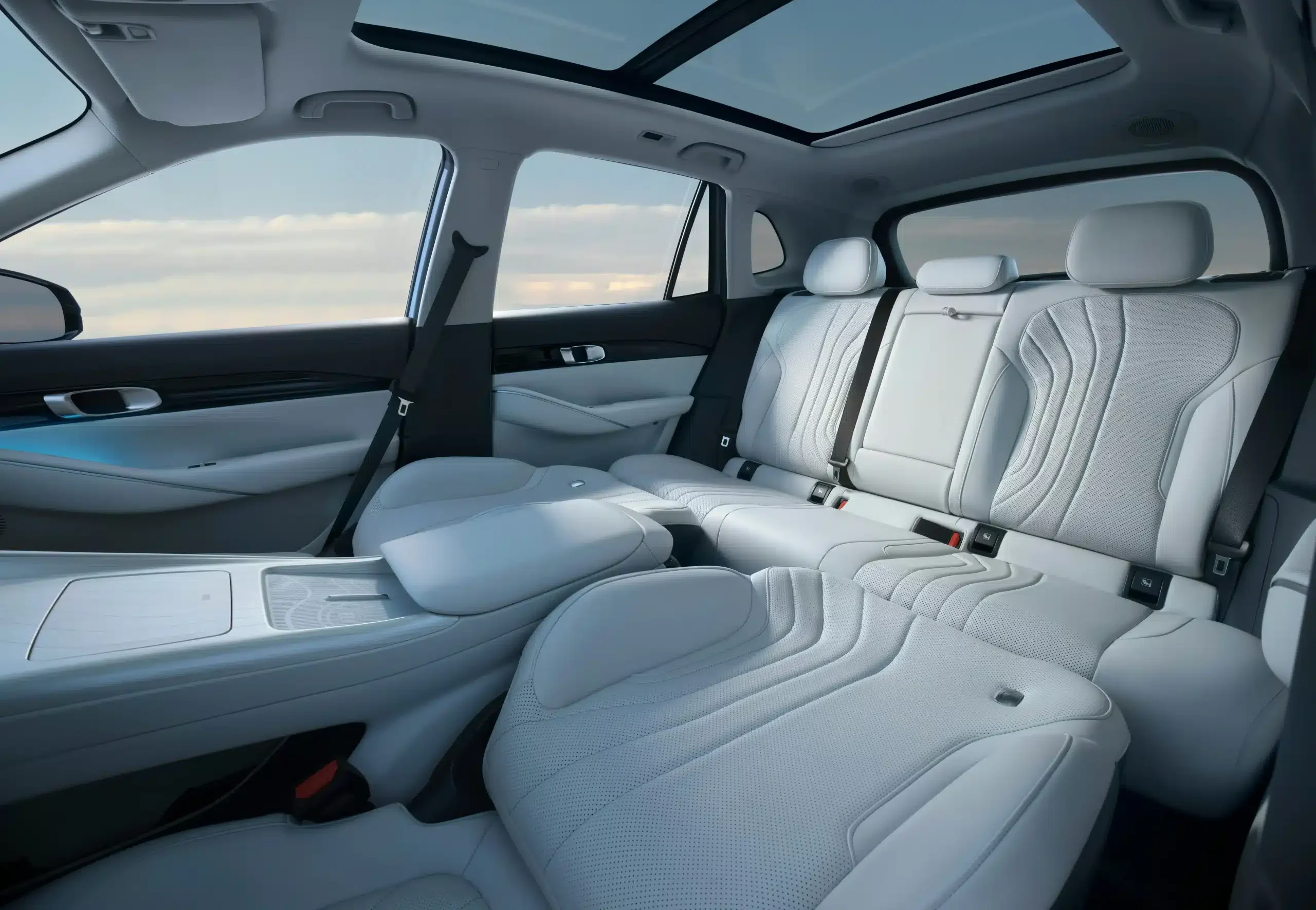 Vista interior dos bancos extensíveis do Geely E5