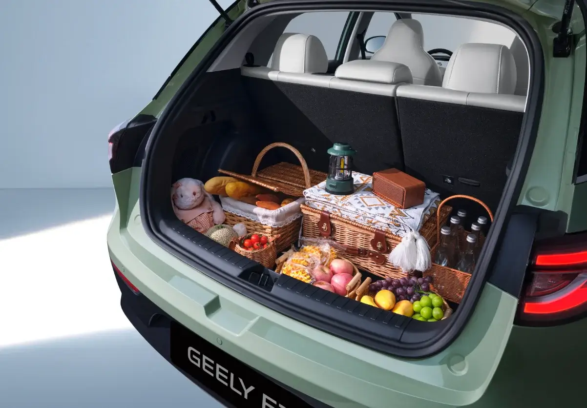 Bagageira Geely E2 aberta e cheia de cestos de piquenique e comida