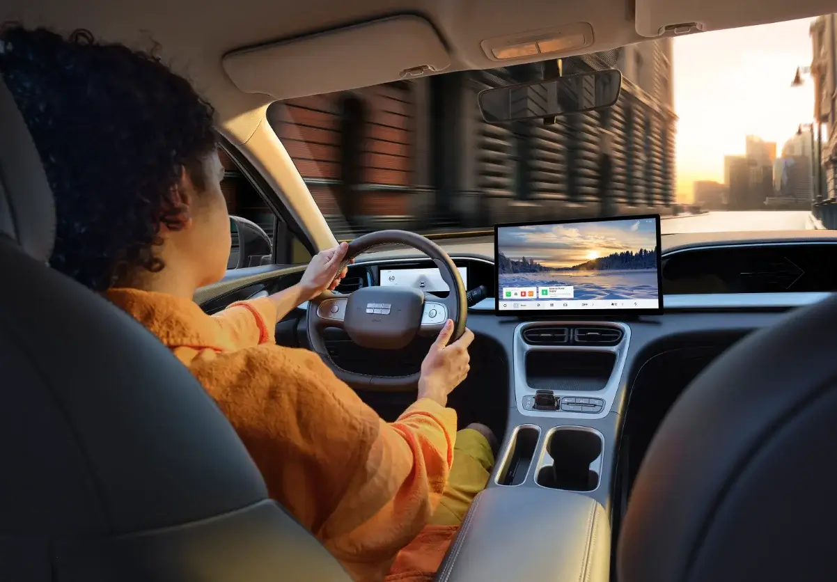Vista interior do Geely E2 a ser conduzido