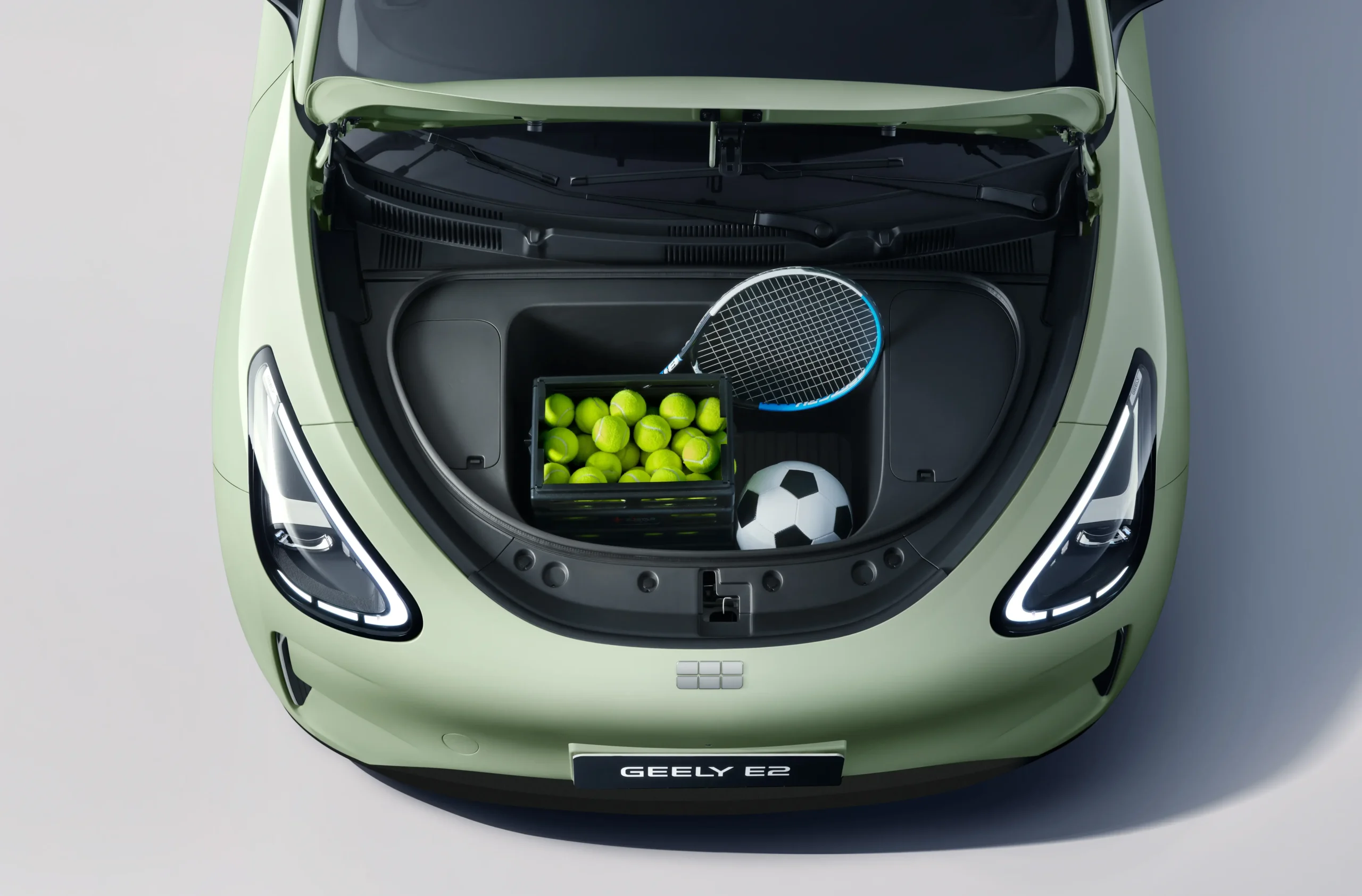 Vista superior da bagageira frontal Geely E2 com material desportivo dentro