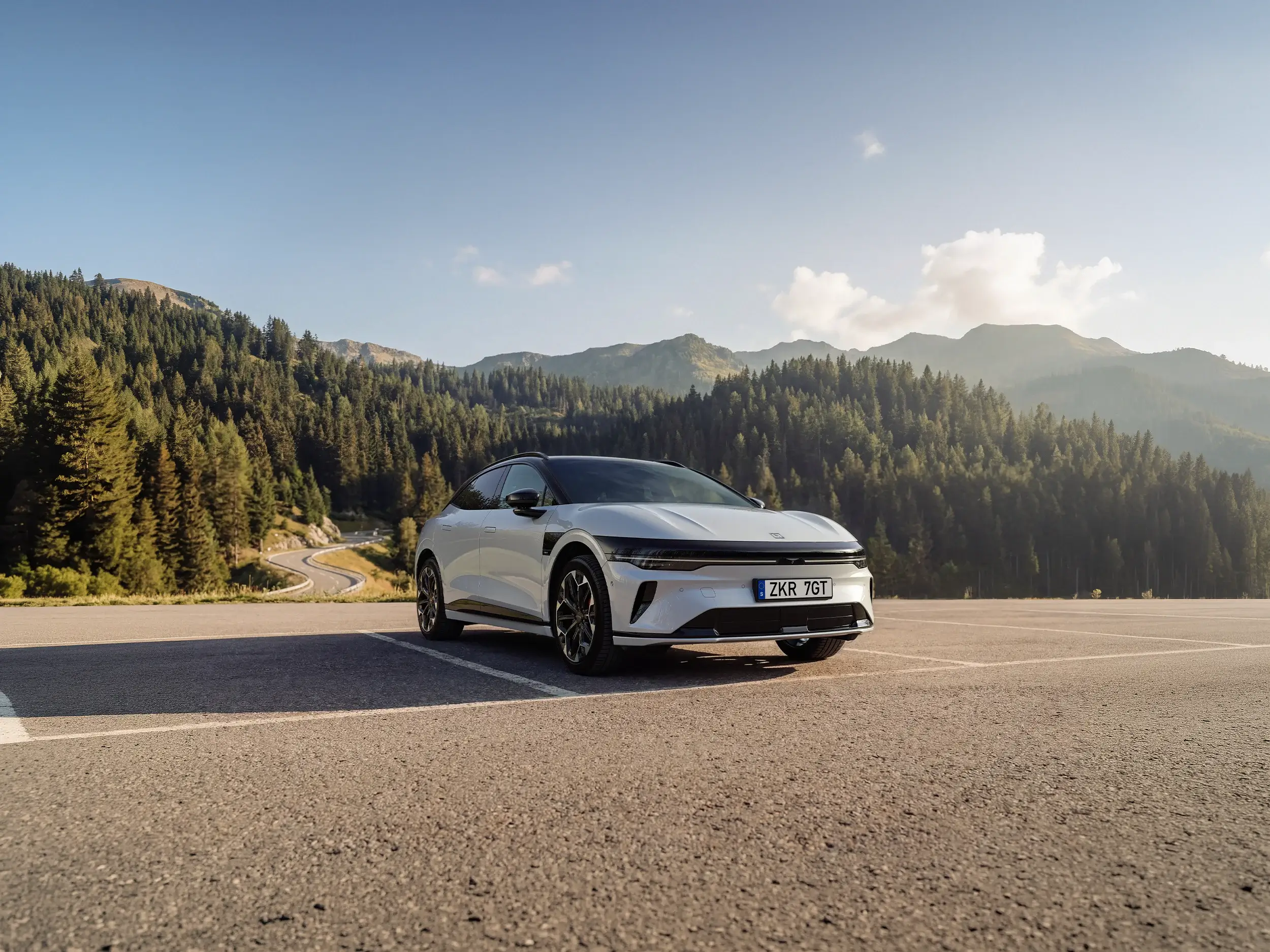 Zeekr 7GT estacionado com paisagem florestal atrás
