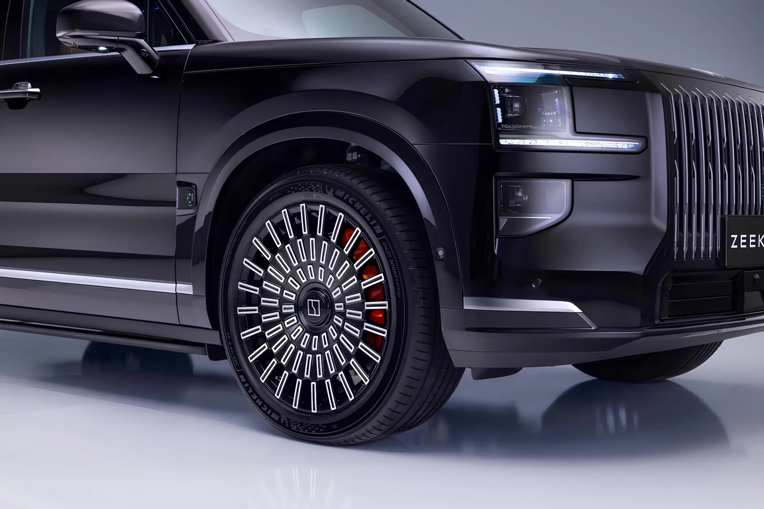 9x-detalhe Pormenor da jante de 22” e do farol do Zeekr 9X, SUV de luxo desenhado na Suécia