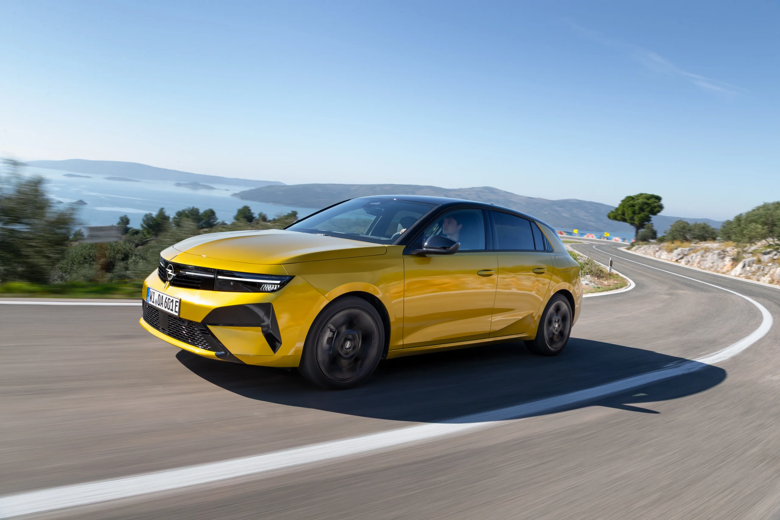 Opel Astra 2026 amarelo a andar na estrada