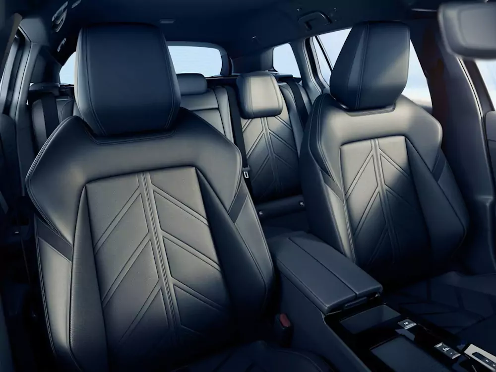 interior-opel-astra-carrinha bancos pretos em pele da carrinha Opel Astra