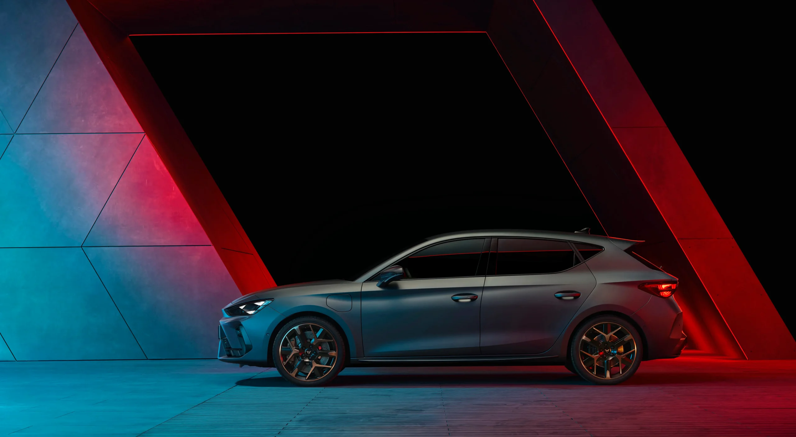 CUPRA Leon visto de lado