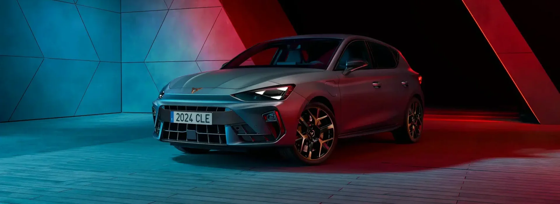 CUPRA Leon visto de 3/4 de frente