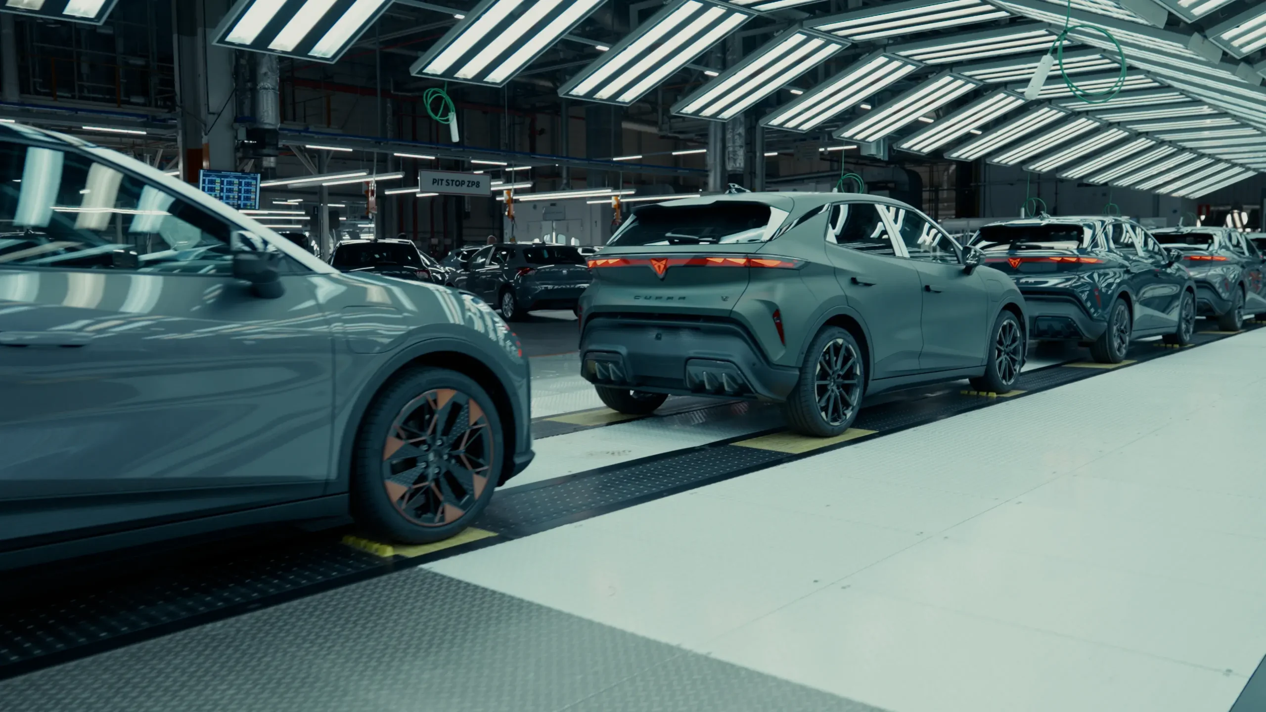 Veículos CUPRA em fila em instalação CUPRA