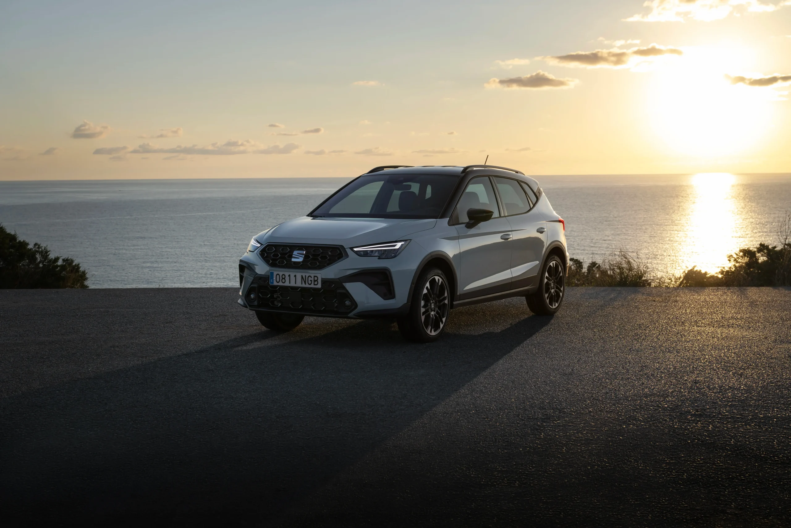 SEAT Arona visto de frente com paisagem marítima atrás