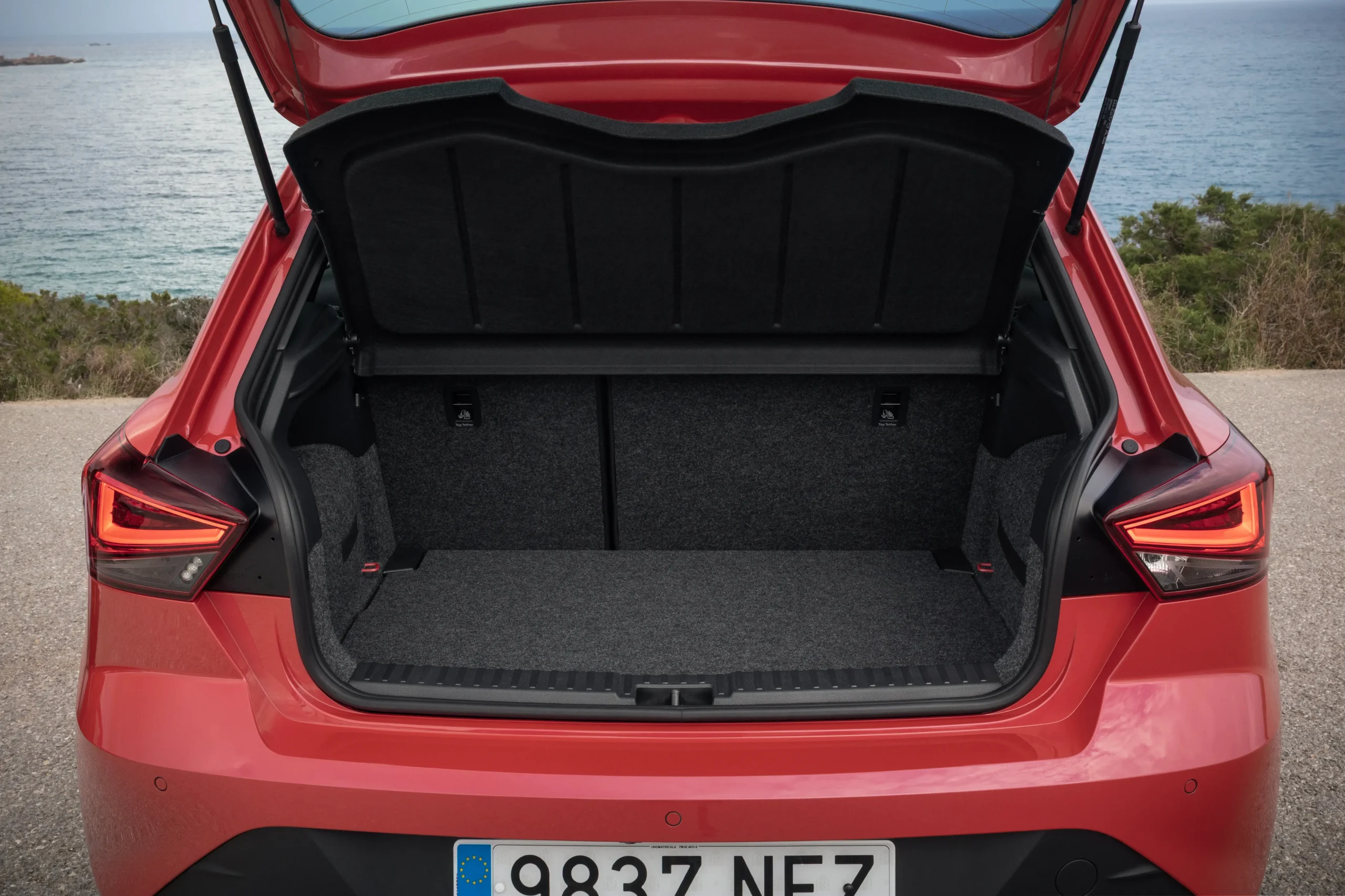 Vista aproximada da bagageira aberta SEAT Ibiza