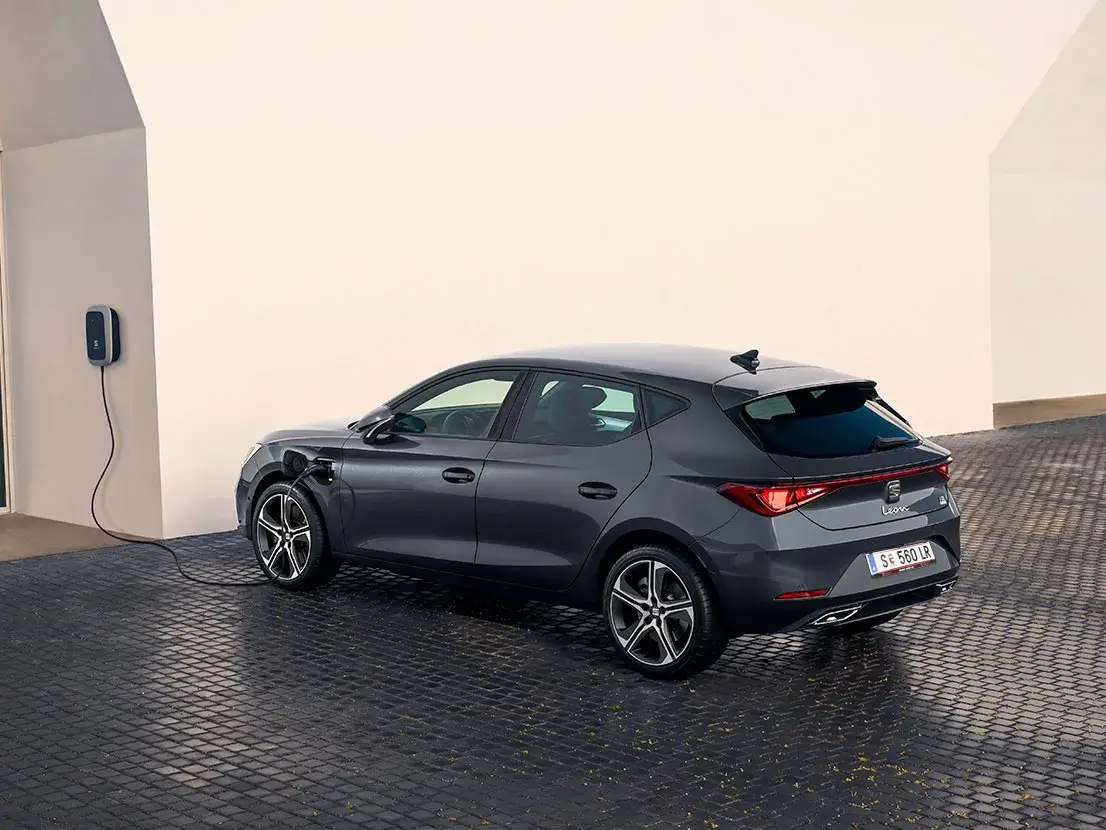 SEAT Leon a carregar visto de traseira