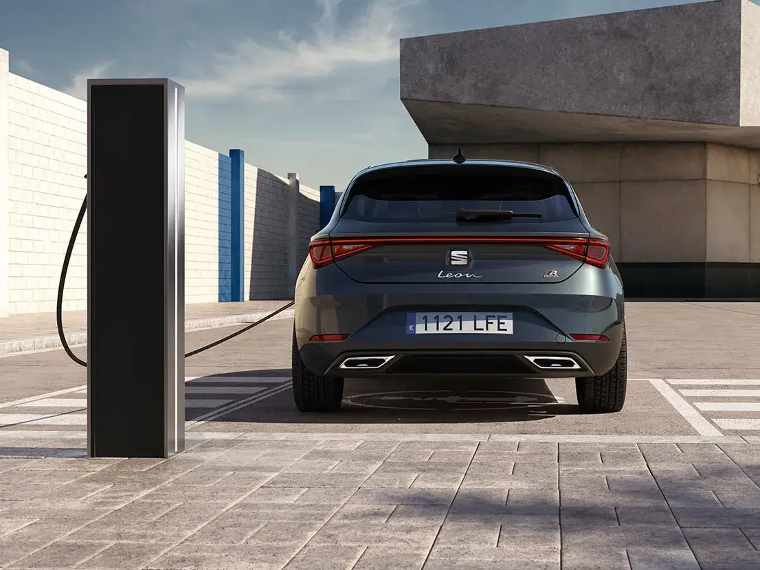 SEAT Leon a carregar visto de traseira