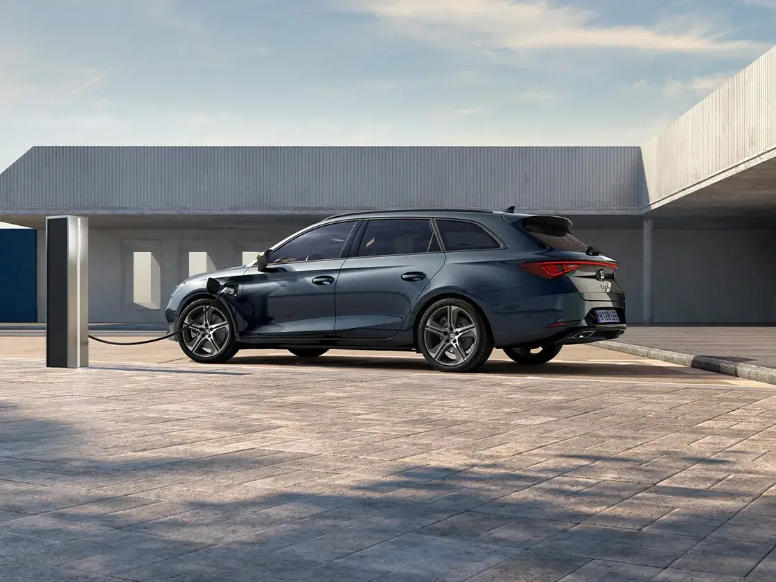 SEAT Leon Sportstourer a carregar visto de traseira