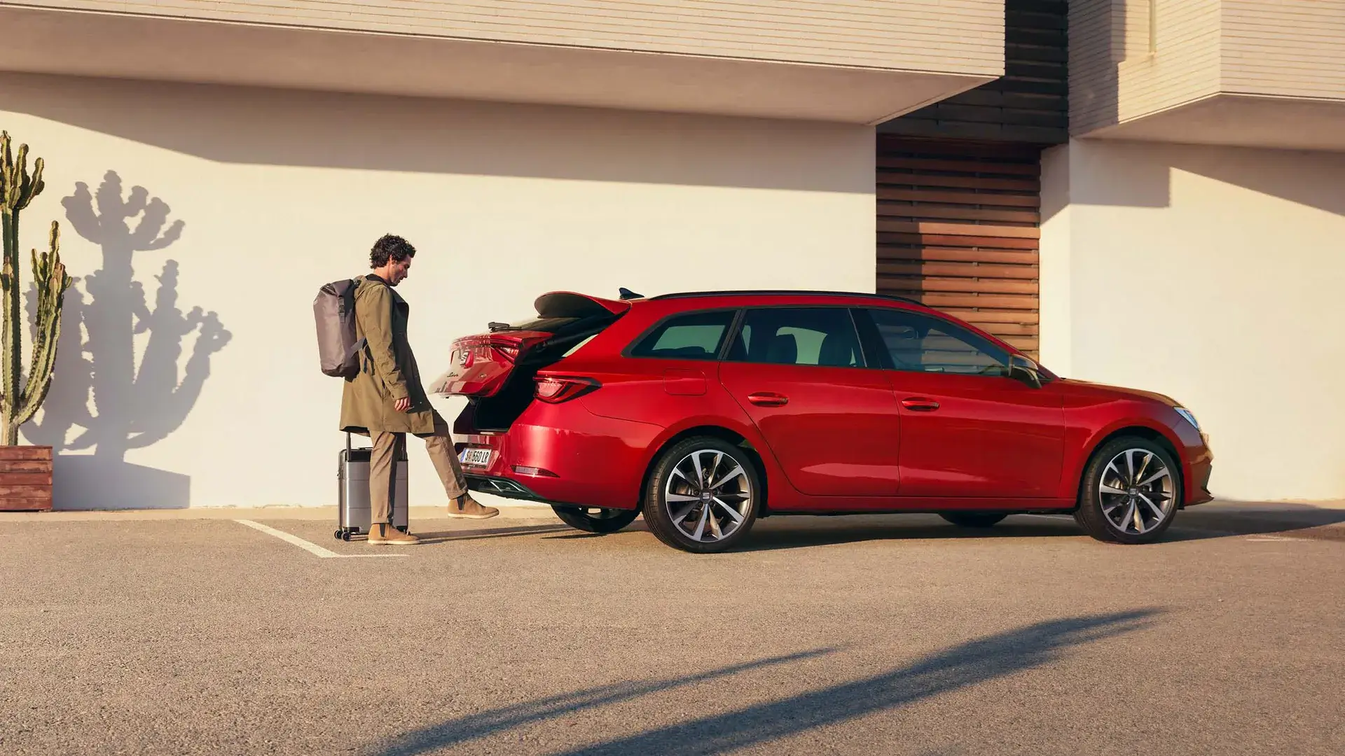 Homem a retirar malas da bagageira do SEAT Leon Sportstourer