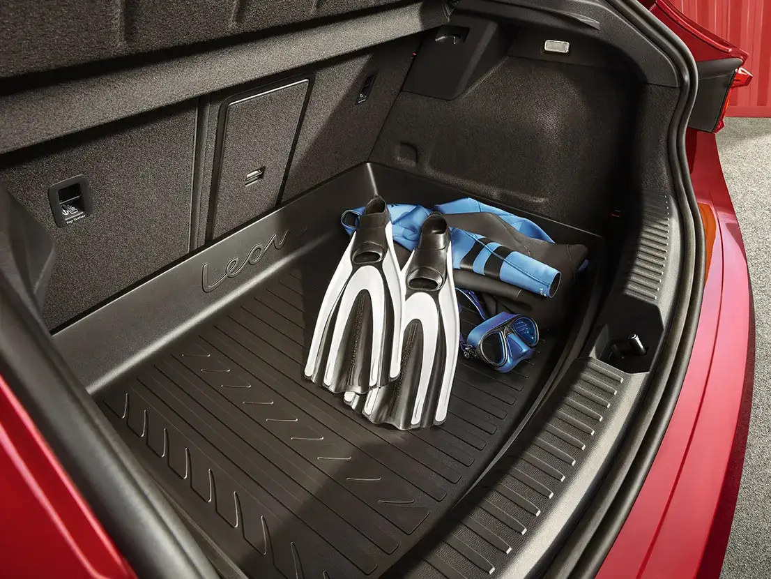 Vista aproximada da bagageira do SEAT Leon Sportstourer com equipamento de mergulho dentro