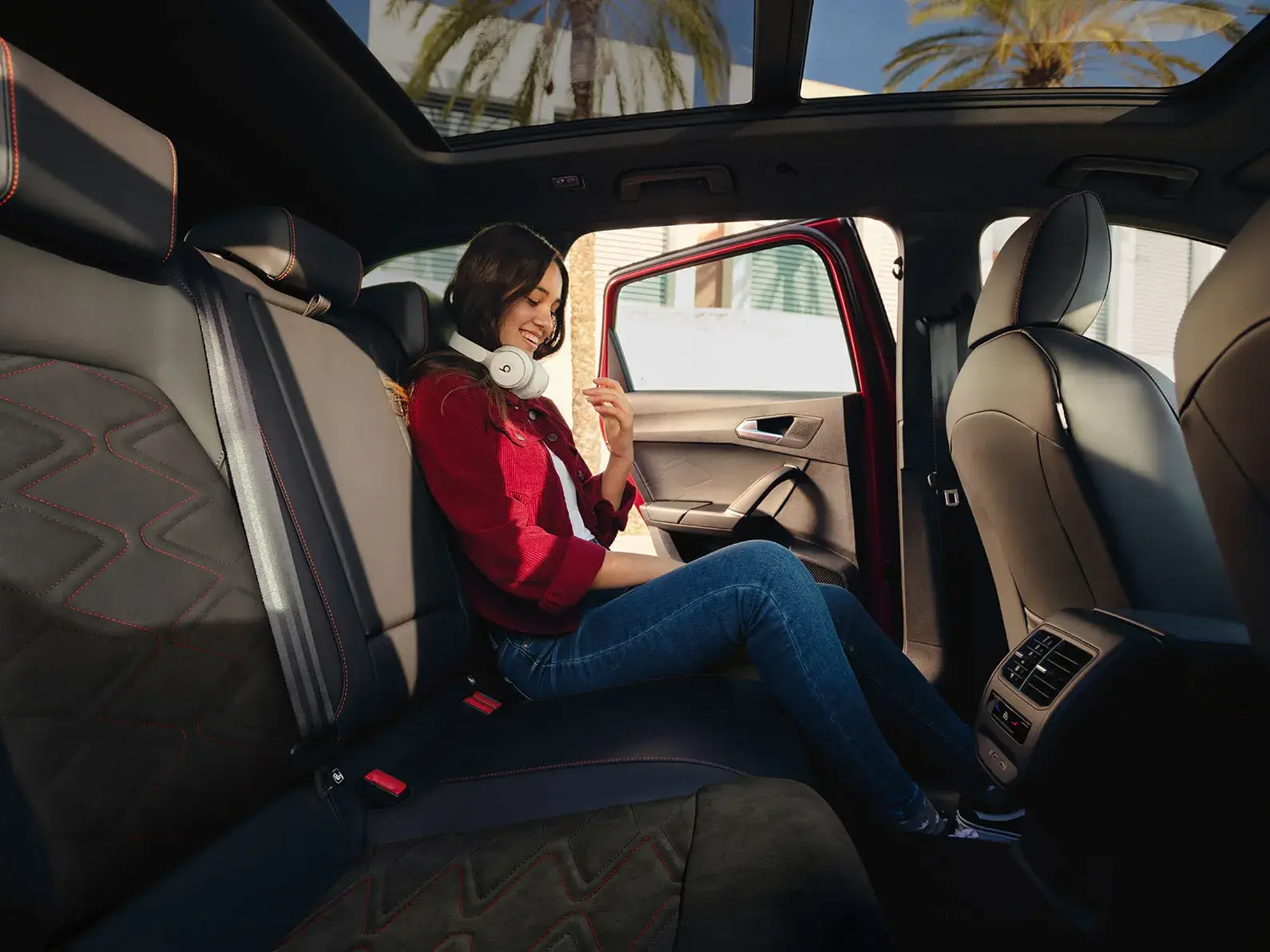 Vista interior de mulher no banco de trás do SEAT Leon Sportstourer